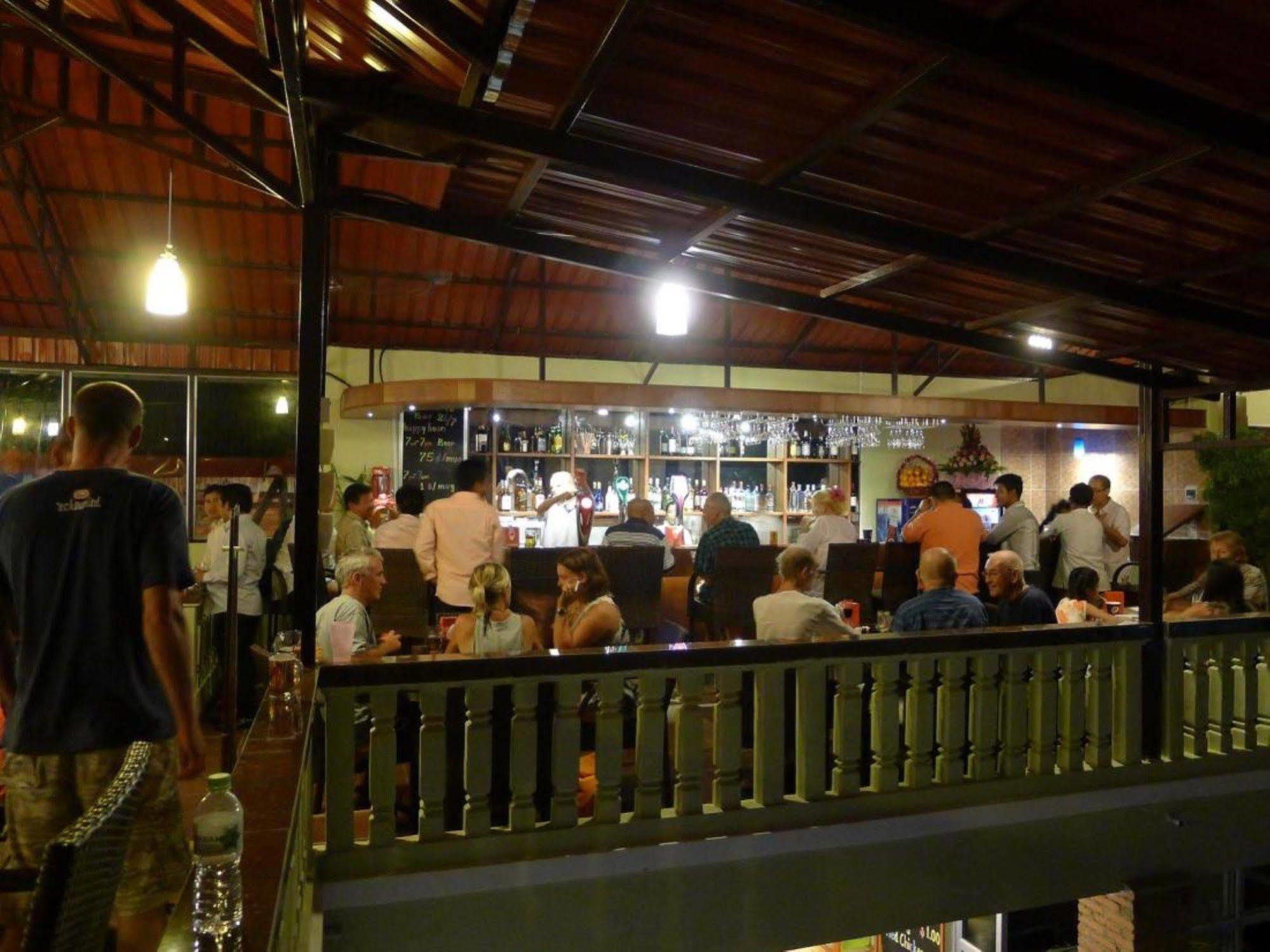 Sakal Guesthouse Restaurant & Bar Sihanoukville Exteriör bild