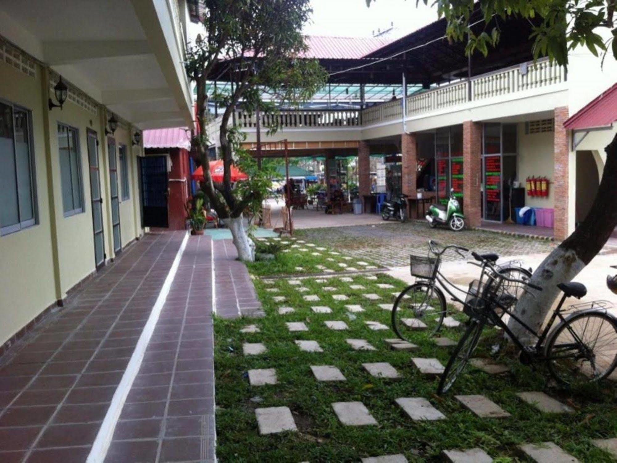 Sakal Guesthouse Restaurant & Bar Sihanoukville Exteriör bild